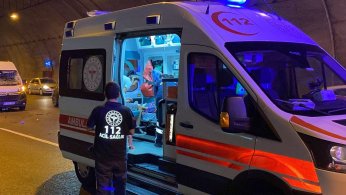 Arızalanan otomobile tır çarptı: 6 yaralı