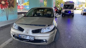 İki otomobil kavşakta çarpıştı: 2 yaralı