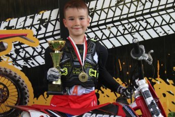 Minik motokrosçu, pistin tozunu attırıyor