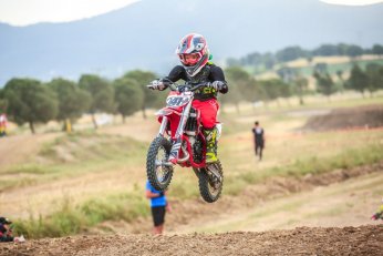 Minik motokrosçu, pistin tozunu attırıyor