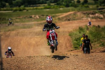 Minik motokrosçu, pistin tozunu attırıyor