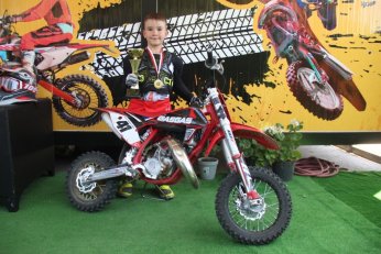 Minik motokrosçu, pistin tozunu attırıyor