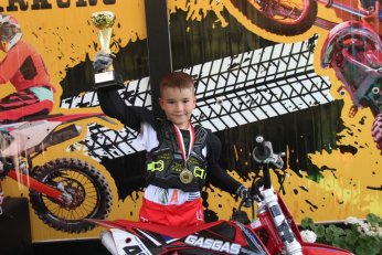 Minik motokrosçu, pistin tozunu attırıyor