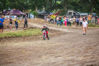 Minik motokrosçu, pistin tozunu attırıyor