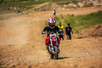 Minik motokrosçu, pistin tozunu attırıyor