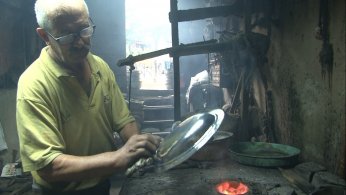 Kalaycılık mesleğini  52 yıldır sürdürüyor