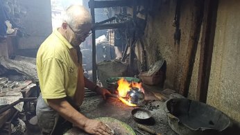 Kalaycılık mesleğini  52 yıldır sürdürüyor