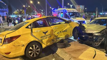 Ticari taksi ile otomobil çarpıştı: 3 yaralı
