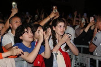 Buray, müzik dolu bir gece yaşattı