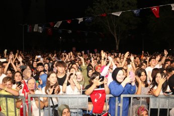 Buray, müzik dolu bir gece yaşattı