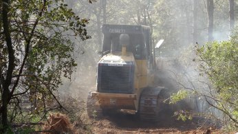 Otluk alandan ormana sıçrayan yangın söndürüldü