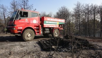 Otluk alandan ormana sıçrayan yangın söndürüldü