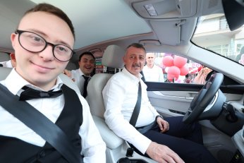 Başkan, özel çocukları TOGG ile tura çıkardı