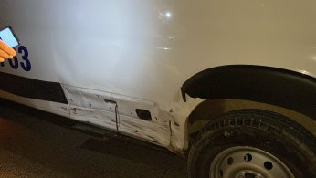 Servis minibüsü ile otomobil çarpıştı: 3 yaralı