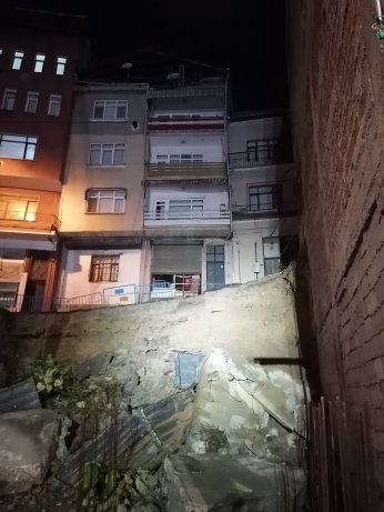 Yoldaki çökme nedeniyle 3 bina tedbiren boşaltıldı