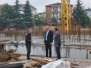 Sezer, okullardaki çalışmaları inceledi