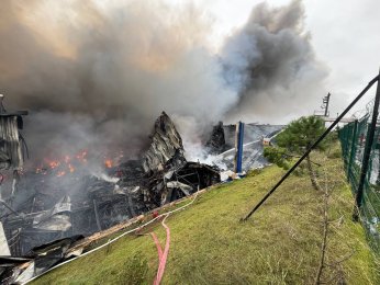 Lojistik deposunda çıkan yangında soğutma çalışmaları sürüyor