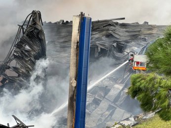 Lojistik deposunda çıkan yangında soğutma çalışmaları sürüyor