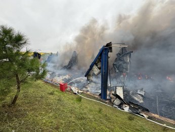 Lojistik deposunda çıkan yangında soğutma çalışmaları sürüyor