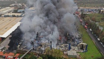 Lojistik deposunda çıkan yangında soğutma çalışmaları sürüyor