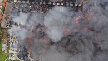 Lojistik deposunda çıkan yangında soğutma çalışmaları sürüyor
