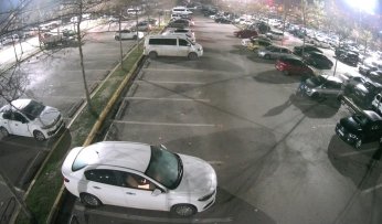 Eline taş aldı, 35 aracın camını böyle kırdı