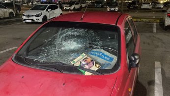 Eline taş aldı, 35 aracın camını böyle kırdı