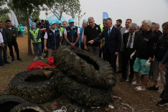 Dere, deniz ve kıyılardan 49 kamyon katı atık