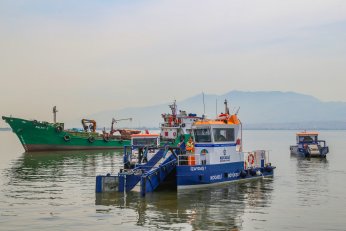 Dere, deniz ve kıyılardan 49 kamyon katı atık