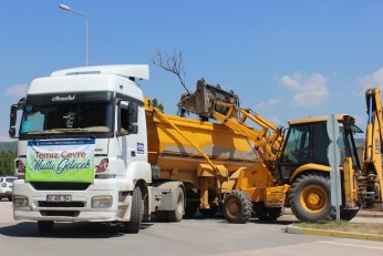 Dere, deniz ve kıyılardan 49 kamyon katı atık