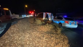 Tırın devrildiği kazada sürücü yaralandı