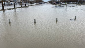Deniz taştı, sahil bandı suyla doldu