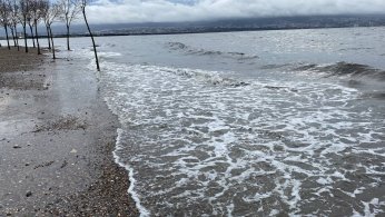 Deniz taştı, sahil bandı suyla doldu