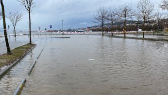 Deniz taştı, sahil bandı suyla doldu