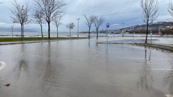 Deniz taştı, sahil bandı suyla doldu