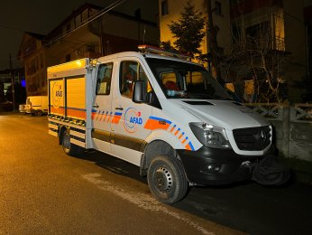 Gölcük’te toprak kayması nedeniyle bina boşaltıldı