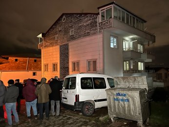 Gölcük’te toprak kayması nedeniyle bina boşaltıldı