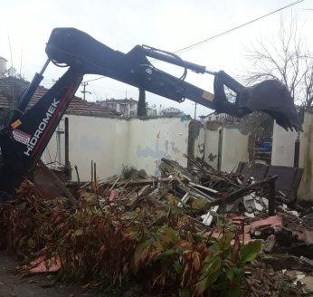 Gölcük’te bir metruk bina daha yıkıldı