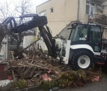 Gölcük’te bir metruk bina daha yıkıldı