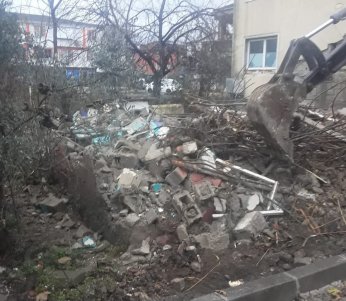 Gölcük’te bir metruk bina daha yıkıldı