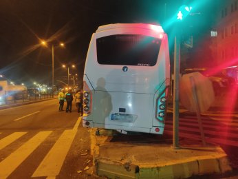 Gölcük’te iki midibüs çarpıştı: 1 yaralı