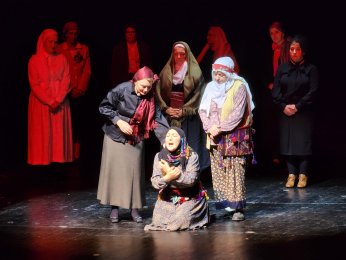 Gölcüklü kadınlar Hatay için sahnede