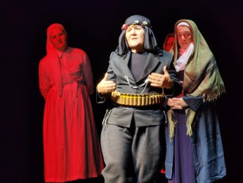 Gölcüklü kadınlar Hatay için sahnede