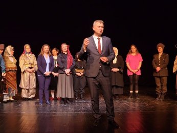 Gölcüklü kadınlar Hatay için sahnede