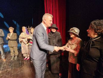 Gölcüklü kadınlar Hatay için sahnede