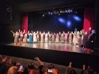 Gölcüklü kadınlar Hatay için sahnede