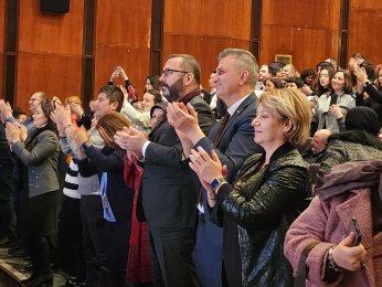Gölcüklü kadınlar Hatay için sahnede