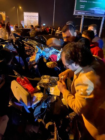 Polislerin içinde bulunduğu araç tıra çarptı: 1 ölü, 2 yaralı