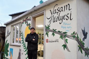 Ampute hayvanlar için yürüteç üretiyor