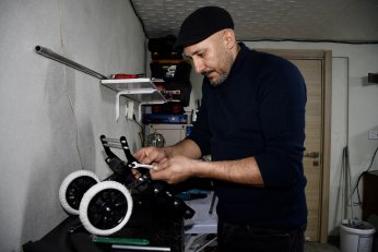 Ampute hayvanlar için yürüteç üretiyor